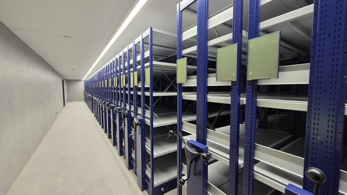 Boîtes d’archives rangées dans un dépôt du nouveau bâtiment des Archives nationales